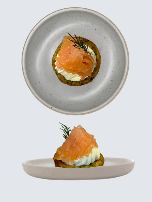 Mini-Pancakes mit Zucchini, Sauerrahm & Lachs